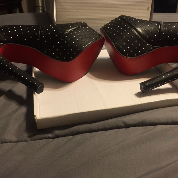 Black studded red bottom Platform stilettos - Picture 4 of 7